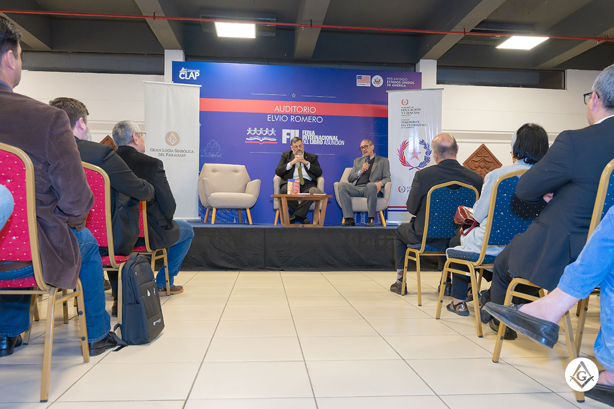PRESENTACIÓN EN LA FERIA INTERNACIONAL DEL LIBRO DE ASUNCIÓN